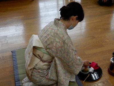 4月20日　日本文化茶道・雑巾かけ