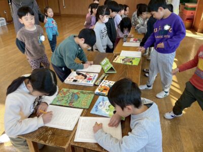 1月9日　図書の貸し出し・節分制作
